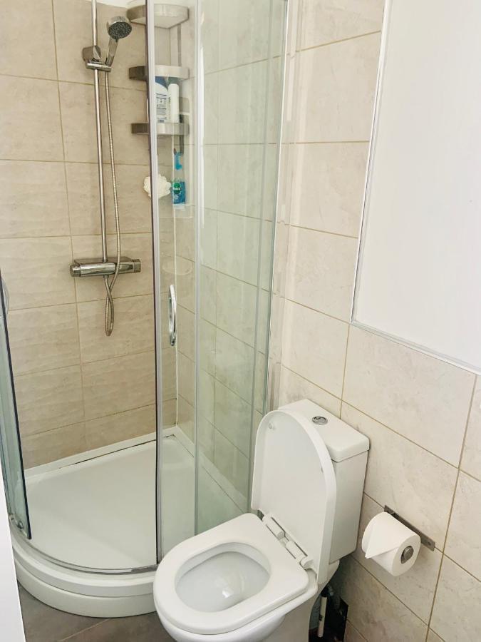 Beautiful Self Contained Studio Apartment Londra Exterior foto
